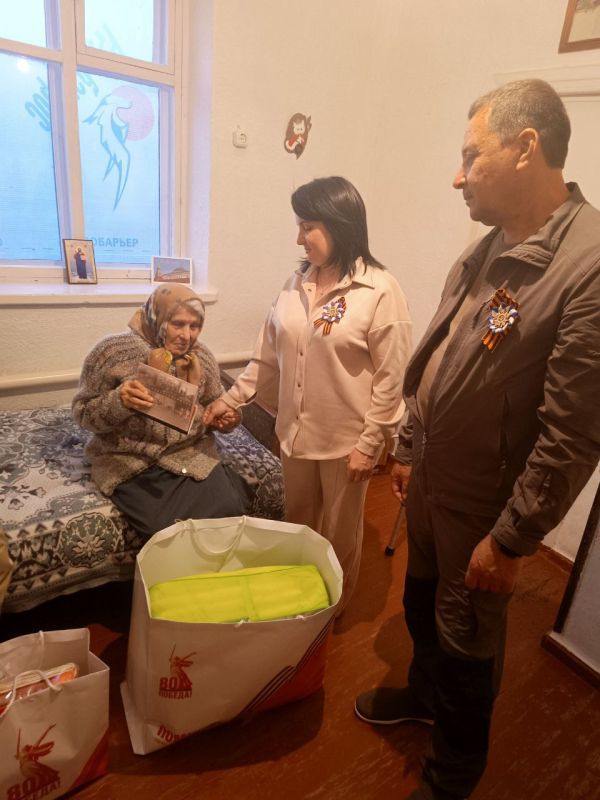 Спасибо за мир. В рамках празднования 80-летия Победы председатель Совета женщин, координатор Женского движения «Единой России» Волновахского МО Елена Снисаренко поздравила наших дорогих ветеранов Великой Отечественной войны Спасибо за мир. В рамках празднования 80-летия Победы председатель Совета женщин, координатор Женского движения «Единой России» Волновахского МО Елена Снисаренко поздравила наших дорогих ветеранов Великой Отечественной войны