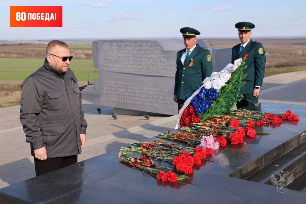 Руководитель ФТС России Валерий Пикалёв посетил мемориальный комплекс «Саур-Могила» Руководитель ФТС России Валерий Пикалёв посетил мемориальный комплекс «Саур-Могила»