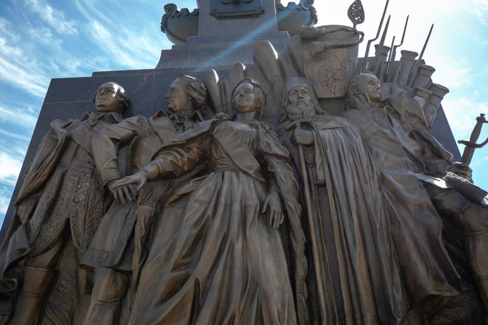 Олег Моргун: Вместе с нашим земляком, Героем России Дмитрием Саблиным и Героем Донецкой Народной Республики, руководителем Народного Совета ДНР Константином Кузьминым возложили цветы к монументу "Мариуполь - город воинской... Олег Моргун: Вместе с нашим земляком, Героем России Дмитрием Саблиным и Героем Донецкой Народной Республики, руководителем Народного Совета ДНР Константином Кузьминым возложили цветы к монументу "Мариуполь - город воинской...