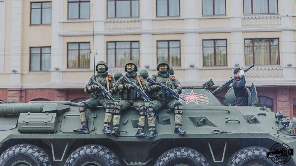 На площадь выезжают боевые машины БМП — 2 и БТР — 70 Отдельного разведывательного батальона "СПАРТА" На площадь выезжают боевые машины БМП — 2 и БТР — 70 Отдельного разведывательного батальона "СПАРТА"