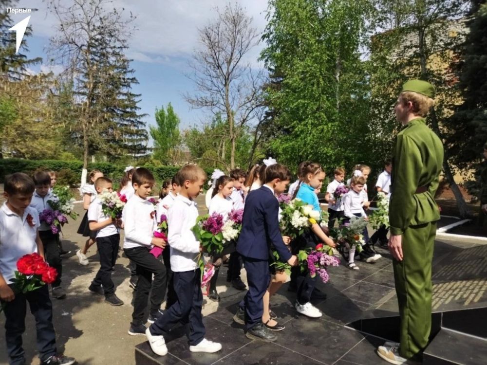 День Победы. Первые Волновахского муниципального округа провели ряд мероприятий ко Дню Победы, не забывая о героях, благодаря которым мы имея чистое небо над головой: Первые Хлебодаровской школы изготовили открытки с... День Победы. Первые Волновахского муниципального округа провели ряд мероприятий ко Дню Победы, не забывая о героях, благодаря которым мы имея чистое небо над головой: Первые Хлебодаровской школы изготовили открытки с...