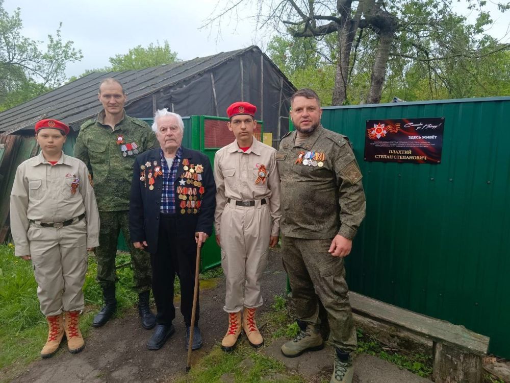 В преддверии Дня Победы юнармейцы ГБОУ "Волновахская школа №2 Волновахского м.о." Кирилл Бондарь и Максим Варуша совместно с начальником штаба Юнармии Волновахского муниципального округа Елескиным Сергеем Александровичем и... В преддверии Дня Победы юнармейцы ГБОУ "Волновахская школа №2 Волновахского м.о." Кирилл Бондарь и Максим Варуша совместно с начальником штаба Юнармии Волновахского муниципального округа Елескиным Сергеем Александровичем и...