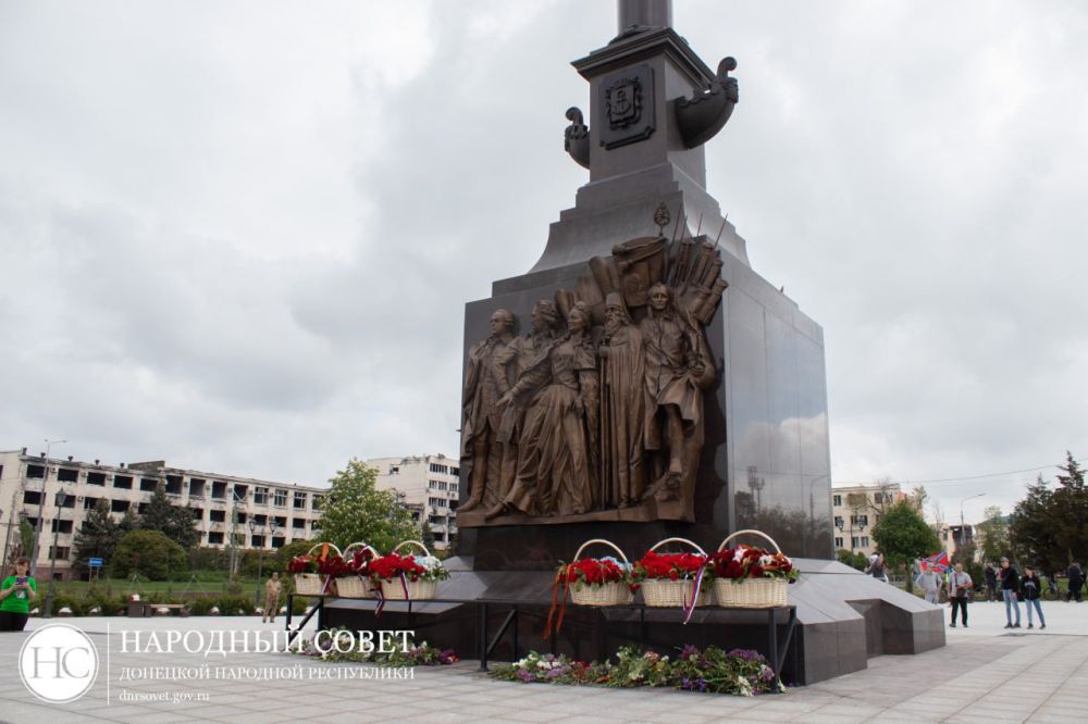 Константин Кузьмин: В ходе праздничных мероприятий с коллегами открыли бюст бюст Герою Советского Союза, освобождавшего от фашистских захватчиков Мариуполь в 1943 году, Федору Евгеньевичу Котанову Константин Кузьмин: В ходе праздничных мероприятий с коллегами открыли бюст бюст Герою Советского Союза, освобождавшего от фашистских захватчиков Мариуполь в 1943 году, Федору Евгеньевичу Котанову