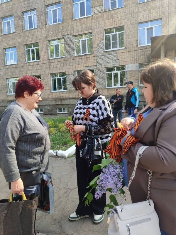 Активная молодежь Иловайска в честь празднования Дня Победы раздали георгиевские ленты и флаги жителям округа Активная молодежь Иловайска в честь празднования Дня Победы раздали георгиевские ленты и флаги жителям округа