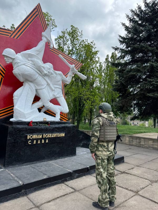 Сотрудники временных отделов полиции «Красноармейский», «Кураховский» и «Великоновоселковский» отдали дань памяти героям Великой Отечественной войны Сотрудники временных отделов полиции «Красноармейский», «Кураховский» и «Великоновоселковский» отдали дань памяти героям Великой Отечественной войны