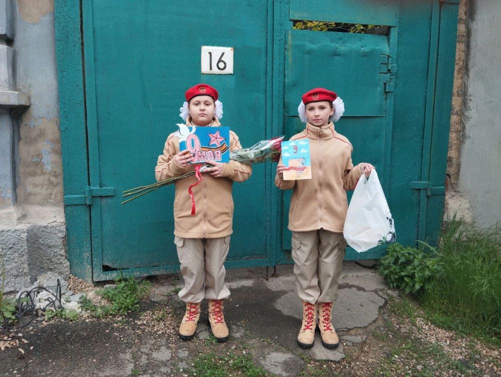 Юнармейцы ВПК «Ворошиловский стрелок» местного отделения города Донецка Першина Мария и Клецова Вероника в преддверии празднования 80-летия Победы в Великой Отечественной войне посетили и поздравили ветерана Уханову Надежду... Юнармейцы ВПК «Ворошиловский стрелок» местного отделения города Донецка Першина Мария и Клецова Вероника в преддверии празднования 80-летия Победы в Великой Отечественной войне посетили и поздравили ветерана Уханову Надежду...