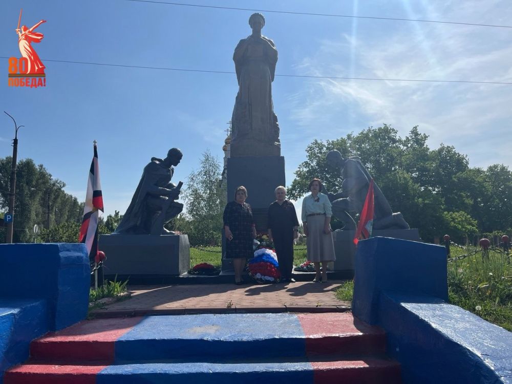 Возложение цветов к памятным местам в Калининском внутригородском районе города Горловка Возложение цветов к памятным местам в Калининском внутригородском районе города Горловка