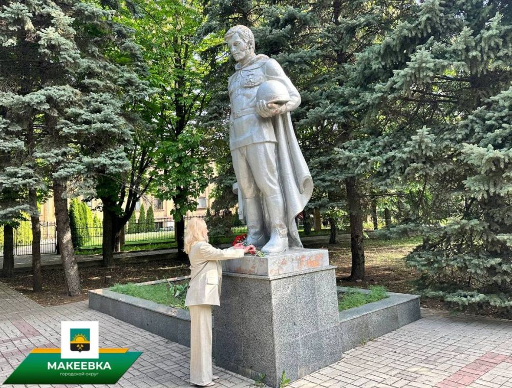 В День Победы в Центрально-Городском районе провели церемонию возложения цветов В День Победы в Центрально-Городском районе провели церемонию возложения цветов