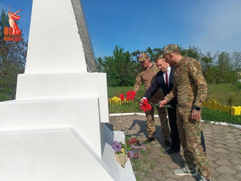 Возложение цветов к памятным местам в Калининском внутригородском районе города Горловка Возложение цветов к памятным местам в Калининском внутригородском районе города Горловка