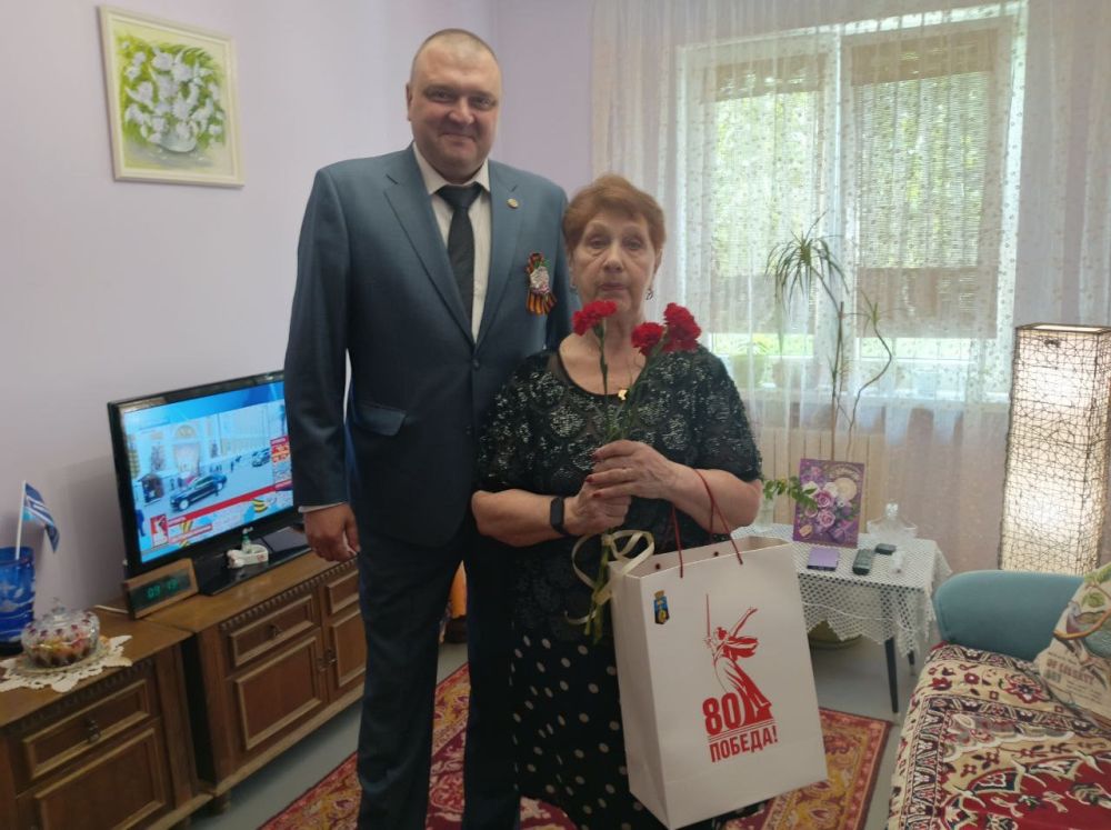 Юрий Будрин: Сегодня в Кировском районе города Донецка руководитель Управы Кировского внутригородского района Администрации городского округа Донецк ДНР Алексей Дмитрюк поздравил с 80-летием Дончан — ровесников Победы! Юрий Будрин: Сегодня в Кировском районе города Донецка руководитель Управы Кировского внутригородского района Администрации городского округа Донецк ДНР Алексей Дмитрюк поздравил с 80-летием Дончан — ровесников Победы!