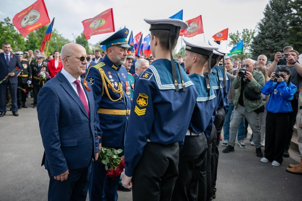 Мариуполь отмечает 80-летие Победы Мариуполь отмечает 80-летие Победы
