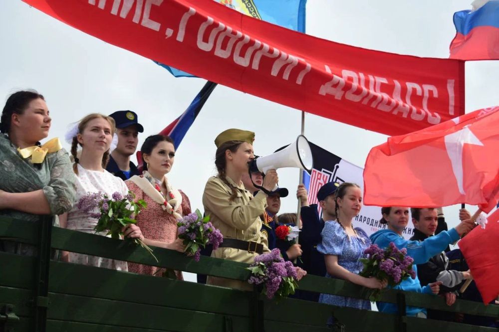 Анна Артеева вместе с активистами Донецкого регионального отделения Всероссийского студенческого корпуса спасателей ко Дню Победы проводят акцию «Внимание, говорит Донбасс!» Анна Артеева вместе с активистами Донецкого регионального отделения Всероссийского студенческого корпуса спасателей ко Дню Победы проводят акцию «Внимание, говорит Донбасс!»