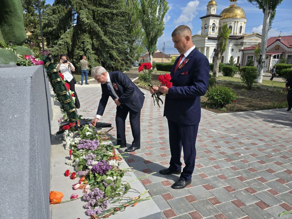 Николай Михайлов: Сегодня, в день Великой Победы, принял участие в торжественной церемонии возложения цветов к мемориалу павших воинов Николай Михайлов: Сегодня, в день Великой Победы, принял участие в торжественной церемонии возложения цветов к мемориалу павших воинов