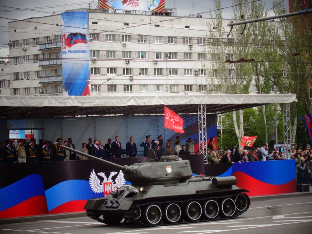 А вот так праздновали День Победы в Донецке накануне СВО - в 2021 году А вот так праздновали День Победы в Донецке накануне СВО - в 2021 году