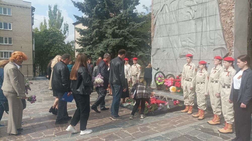 С глубокой гордостью и трепетом в сердце отмечаем 80-летие Великой Победы — дня, когда свет и мужество одержали верх над тьмой и жестокостью С глубокой гордостью и трепетом в сердце отмечаем 80-летие Великой Победы — дня, когда свет и мужество одержали верх над тьмой и жестокостью