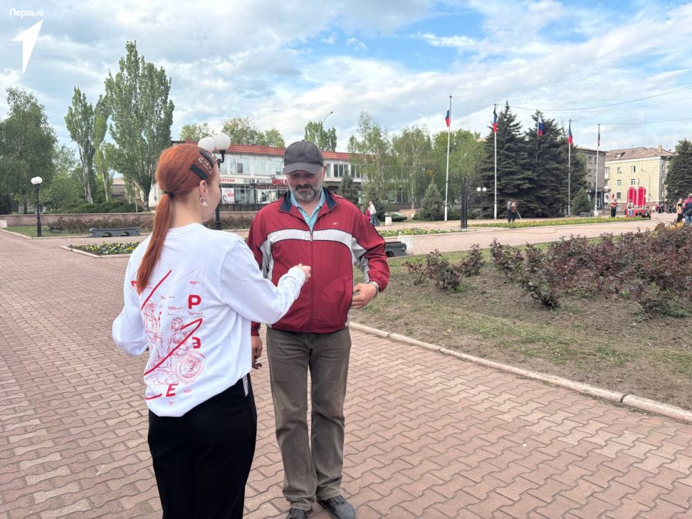 С Днем Победы. В этот светлый и памятный день Первые вышли на улицы города, чтобы разделить с жителями символ нашей общей памяти – георгиевскую ленту С Днем Победы. В этот светлый и памятный день Первые вышли на улицы города, чтобы разделить с жителями символ нашей общей памяти – георгиевскую ленту