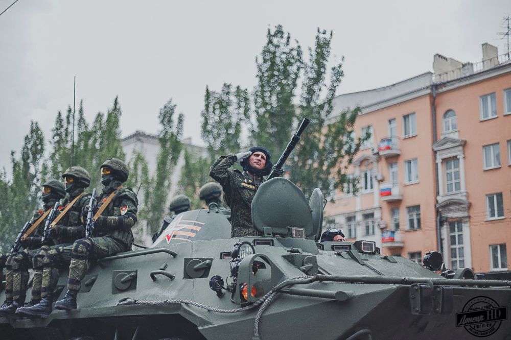 На площадь выезжают боевые машины БМП — 2 и БТР — 70 Отдельного разведывательного батальона "СПАРТА" На площадь выезжают боевые машины БМП — 2 и БТР — 70 Отдельного разведывательного батальона "СПАРТА"