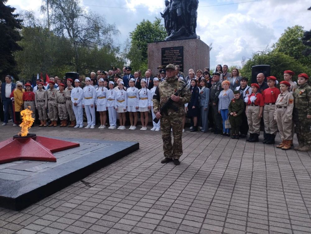 Митинг «Будем помнить!». 09.05.2025 г., юнармейцы отряда "Наследники Победы" ГБОУ "Школа № 3 г. о. Дебальцево" приняли участие в Митинге, посвященному 80-летию со Дня Победы в Великой Отечественной войне Митинг «Будем помнить!». 09.05.2025 г., юнармейцы отряда "Наследники Победы" ГБОУ "Школа № 3 г. о. Дебальцево" приняли участие в Митинге, посвященному 80-летию со Дня Победы в Великой Отечественной войне