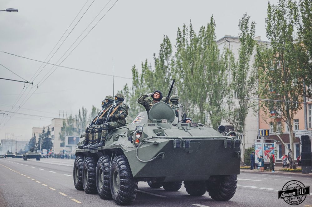 На площадь выезжают боевые машины БМП — 2 и БТР — 70 Отдельного разведывательного батальона "СПАРТА" На площадь выезжают боевые машины БМП — 2 и БТР — 70 Отдельного разведывательного батальона "СПАРТА"