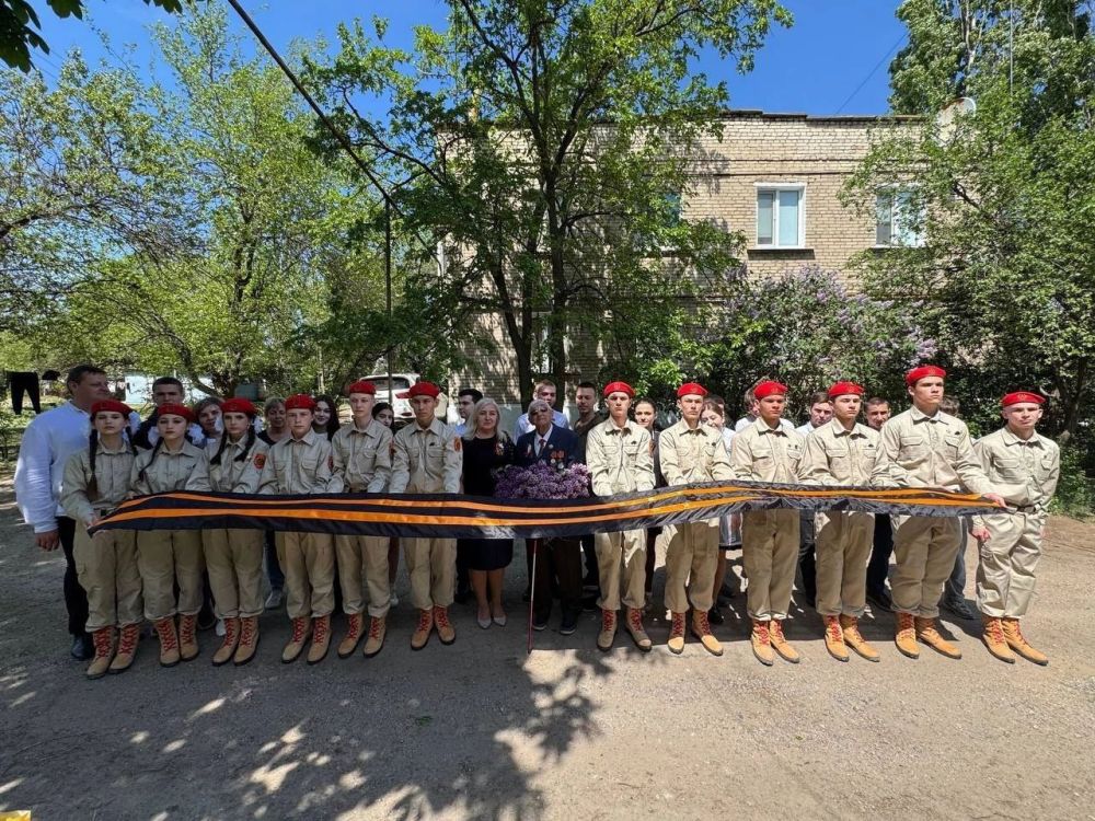 ПАРАД ОДНОГО ВЕТЕРАНА. Юнармейцы ВПК "Авангард" ГБОУ "СТАРОБЕШЕВСКАЯ ШКОЛА № 1 СТАРОБЕШЕВСКОГО М.О." приняли участие в торжественном параде в честь 80-й годовщины Победы у дома ветерана труда, инвалида Советской Армии... ПАРАД ОДНОГО ВЕТЕРАНА. Юнармейцы ВПК "Авангард" ГБОУ "СТАРОБЕШЕВСКАЯ ШКОЛА № 1 СТАРОБЕШЕВСКОГО М.О." приняли участие в торжественном параде в честь 80-й годовщины Победы у дома ветерана труда, инвалида Советской Армии...