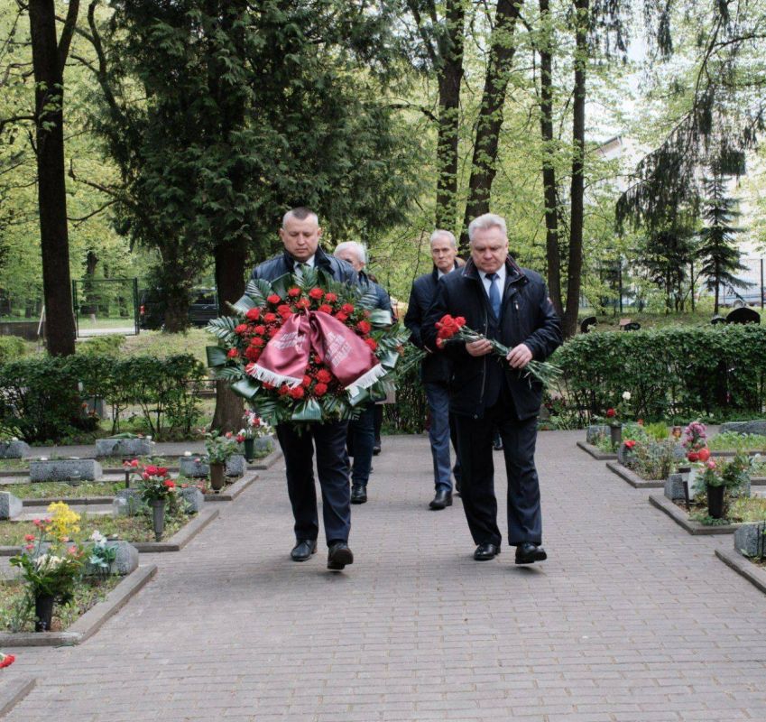 Российские дипломаты возложили цветы к мемориалам советских солдат в Риге Российские дипломаты возложили цветы к мемориалам советских солдат в Риге
