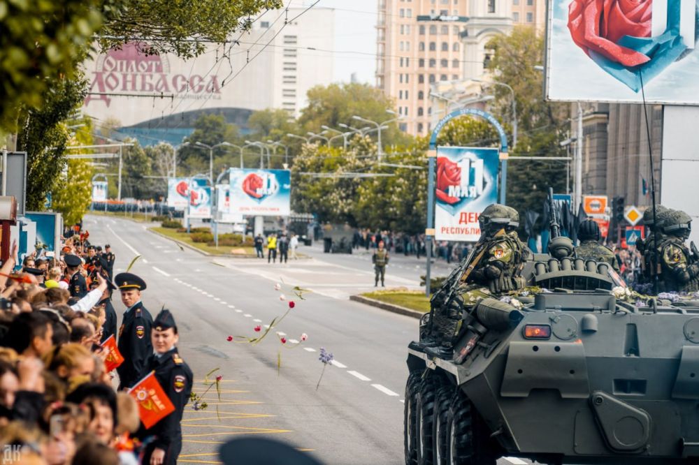 На марше продолжает движение современная техника Вооруженных сил Донецкой Народной Республики На марше продолжает движение современная техника Вооруженных сил Донецкой Народной Республики