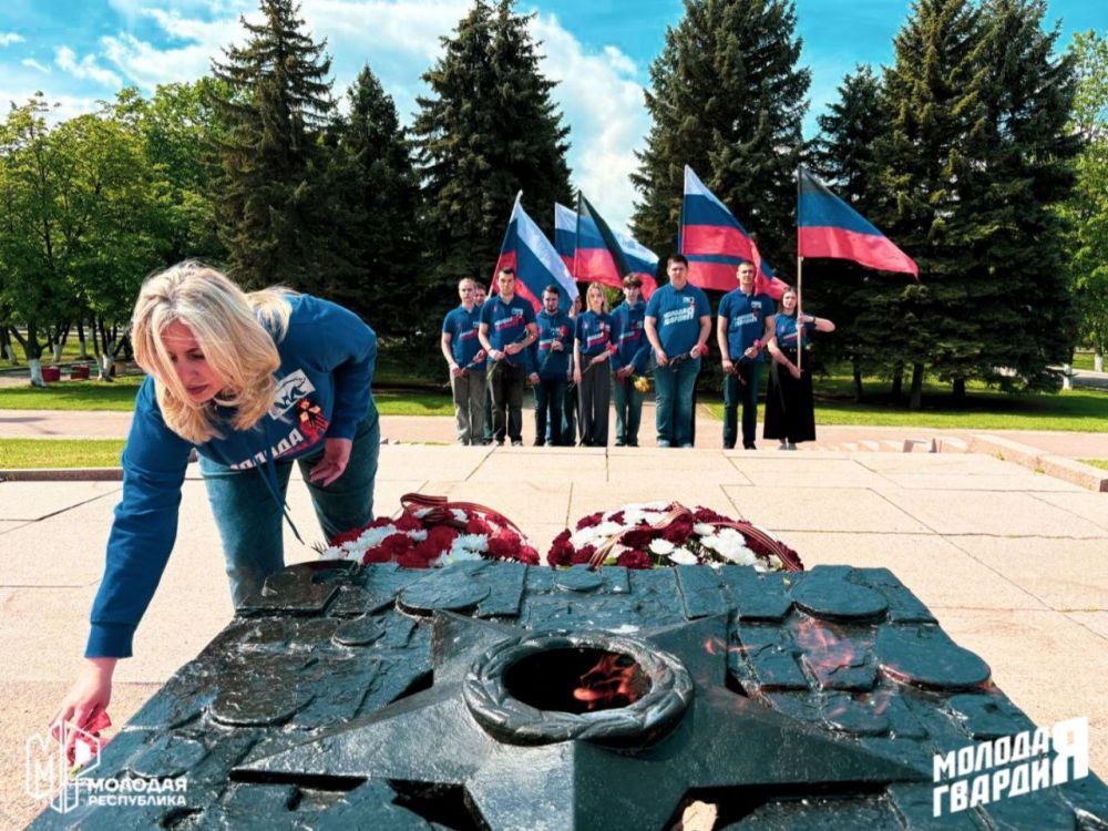 Никто и ничто не забыто. Молодёжка Горловки возложила цветы воинам-Горловчанам, погибшим в боях с немецко-фашисткими захватчиками 1941-1945 года Никто и ничто не забыто. Молодёжка Горловки возложила цветы воинам-Горловчанам, погибшим в боях с немецко-фашисткими захватчиками 1941-1945 года