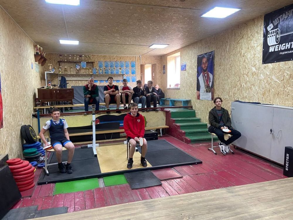 Сегодня в г. Зугрэсе на базе МБУ ДО СШ Энергетик прошёл Открытый чемпионат города Зугрэса по тяжёлой атлетике, посвящённый Дню Победы и Дню Республики! Открыл и поздравил с 80-летием Великой Победы участников спортивного... Сегодня в г. Зугрэсе на базе МБУ ДО СШ Энергетик прошёл Открытый чемпионат города Зугрэса по тяжёлой атлетике, посвящённый Дню Победы и Дню Республики! Открыл и поздравил с 80-летием Великой Победы участников спортивного...