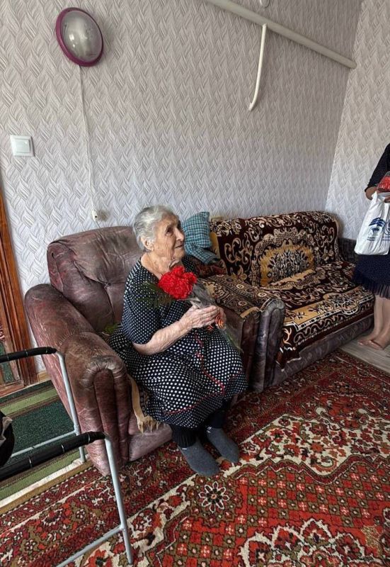 В преддверии 80-летия Великой Победы, участнику боевых действий Великой Отечественной войны Валентине Михайловне Овсянниковой присвоено звание «Почётный гражданин Мангушского муниципального округа» В преддверии 80-летия Великой Победы, участнику боевых действий Великой Отечественной войны Валентине Михайловне Овсянниковой присвоено звание «Почётный гражданин Мангушского муниципального округа»