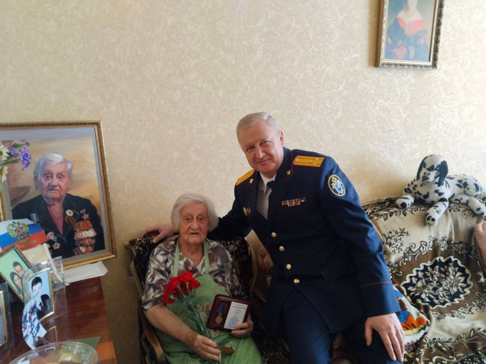 Сотрудники следственного управления СК России по Донецкой Народной Республике поздравили 35 ветеранов Великой Отечественной войны и тружеников тыла с Днем победы Сотрудники следственного управления СК России по Донецкой Народной Республике поздравили 35 ветеранов Великой Отечественной войны и тружеников тыла с Днем победы