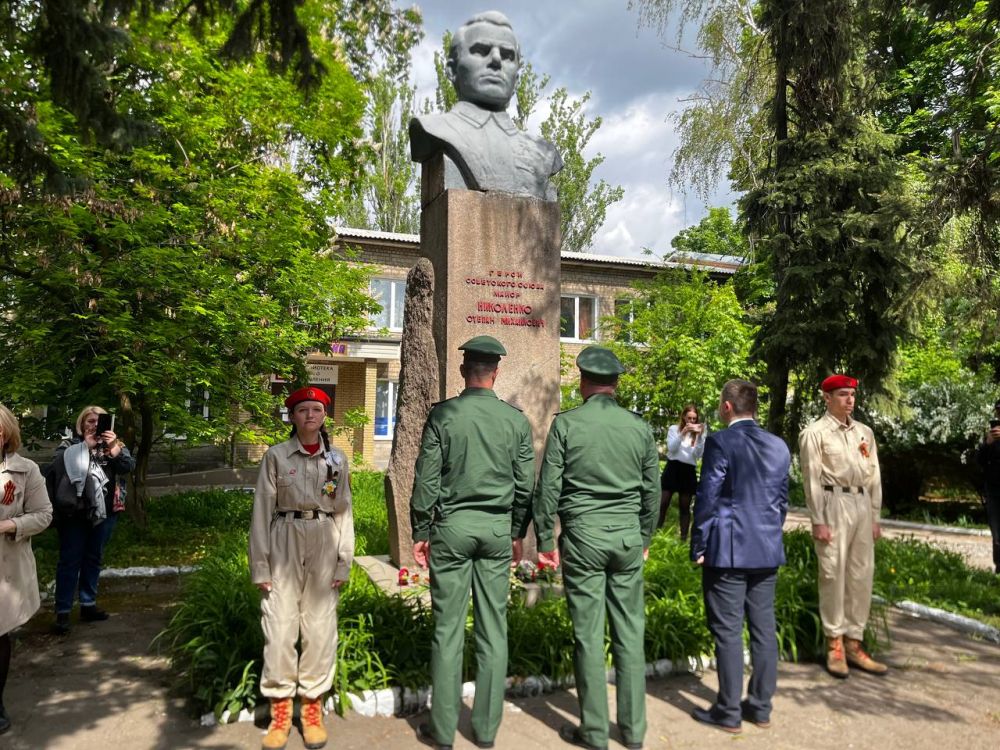 Виктория Жукова: К памятнику Героя Советского Союза Николенко Степана прошло возложение цветов Виктория Жукова: К памятнику Героя Советского Союза Николенко Степана прошло возложение цветов