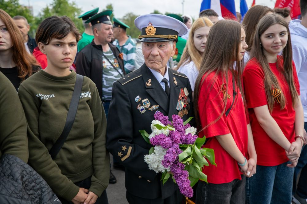 Мариуполь отмечает 80-летие Победы Мариуполь отмечает 80-летие Победы