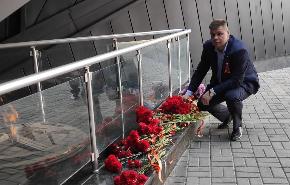 9. Вспомним всех поименно, горем вспомним своим… Это нужно — не мертвым! Это надо — живым! Депутаты Донецкого городского совета единым строем затаили дыхание у монумента "Твоим освободителям, Донбасс", к Вечному огню... 9. Вспомним всех поименно, горем вспомним своим… Это нужно — не мертвым! Это надо — живым! Депутаты Донецкого городского совета единым строем затаили дыхание у монумента "Твоим освободителям, Донбасс", к Вечному огню...