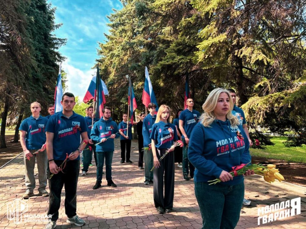 Никто и ничто не забыто. Молодёжка Горловки возложила цветы воинам-Горловчанам, погибшим в боях с немецко-фашисткими захватчиками 1941-1945 года Никто и ничто не забыто. Молодёжка Горловки возложила цветы воинам-Горловчанам, погибшим в боях с немецко-фашисткими захватчиками 1941-1945 года