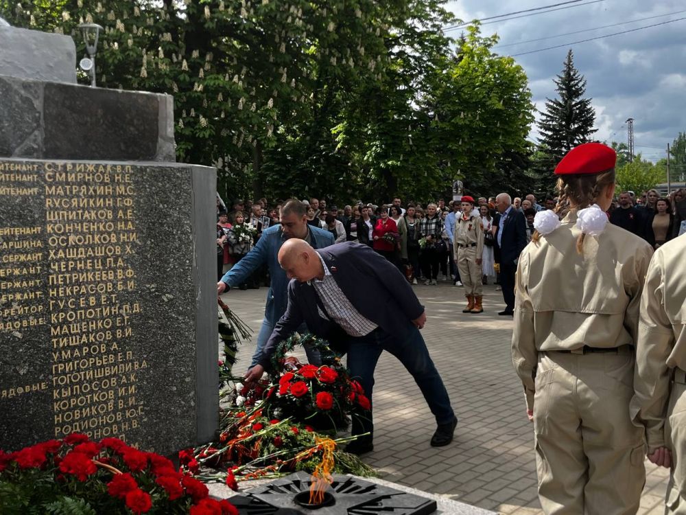Виктория Жукова: Сегодня, 9 мая, в день 80-летней годовщины Победы, в Харцызске прошло возложение цветов на «Аллее Памяти» к памятнику «Неизвестному солдату» Виктория Жукова: Сегодня, 9 мая, в день 80-летней годовщины Победы, в Харцызске прошло возложение цветов на «Аллее Памяти» к памятнику «Неизвестному солдату»