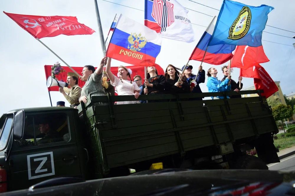 Анна Артеева вместе с активистами Донецкого регионального отделения Всероссийского студенческого корпуса спасателей ко Дню Победы проводят акцию «Внимание, говорит Донбасс!» Анна Артеева вместе с активистами Донецкого регионального отделения Всероссийского студенческого корпуса спасателей ко Дню Победы проводят акцию «Внимание, говорит Донбасс!»