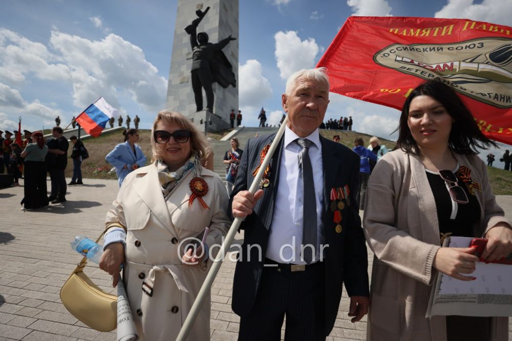 Самое большое в мире Знамя Победы развернули на высоте Саур-Могила Самое большое в мире Знамя Победы развернули на высоте Саур-Могила