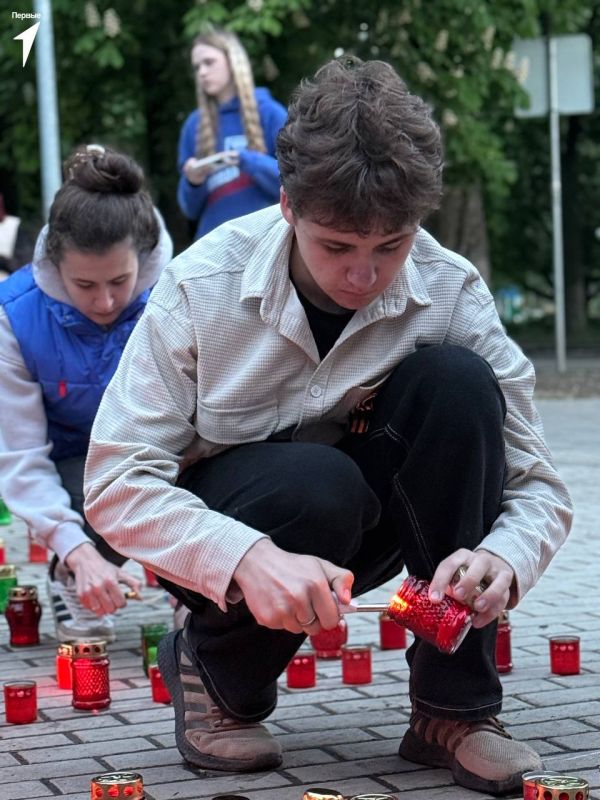Под пламенем свечей храним память Под пламенем свечей храним память
