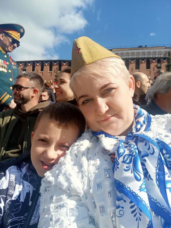 Более 60 сотрудников региональных филиалов фонда «Защитники Отечества» вместе с близкими и детьми, а также с ветеранами СВО приняли участие в параде в честь 80-летия Победы в Великой Отечественной войне Более 60 сотрудников региональных филиалов фонда «Защитники Отечества» вместе с близкими и детьми, а также с ветеранами СВО приняли участие в параде в честь 80-летия Победы в Великой Отечественной войне