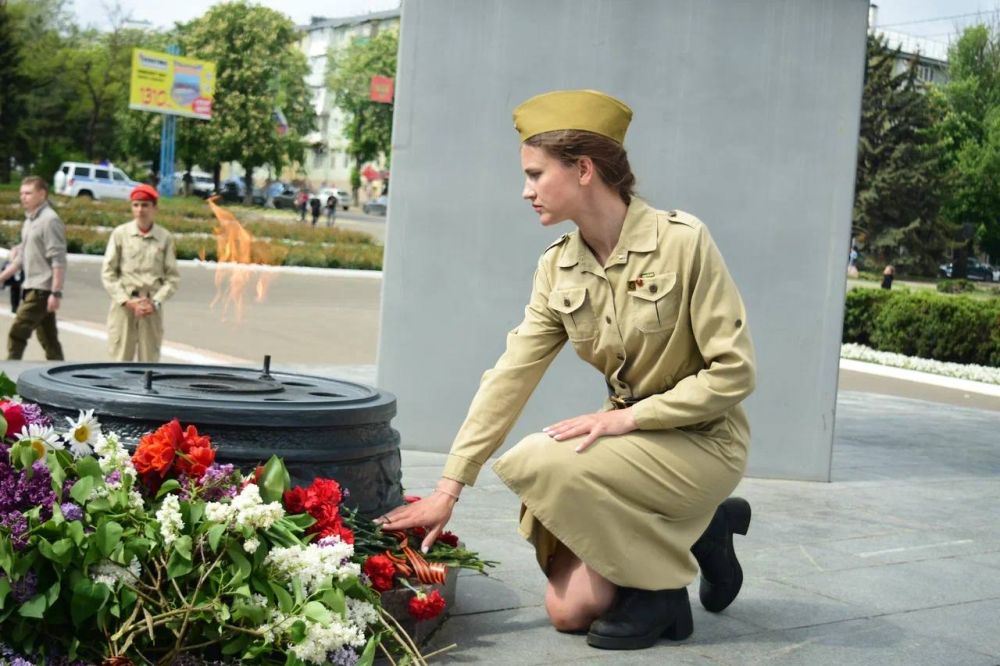 Анна Артеева вместе с активистами Донецкого регионального отделения Всероссийского студенческого корпуса спасателей ко Дню Победы проводят акцию «Внимание, говорит Донбасс!» Анна Артеева вместе с активистами Донецкого регионального отделения Всероссийского студенческого корпуса спасателей ко Дню Победы проводят акцию «Внимание, говорит Донбасс!»