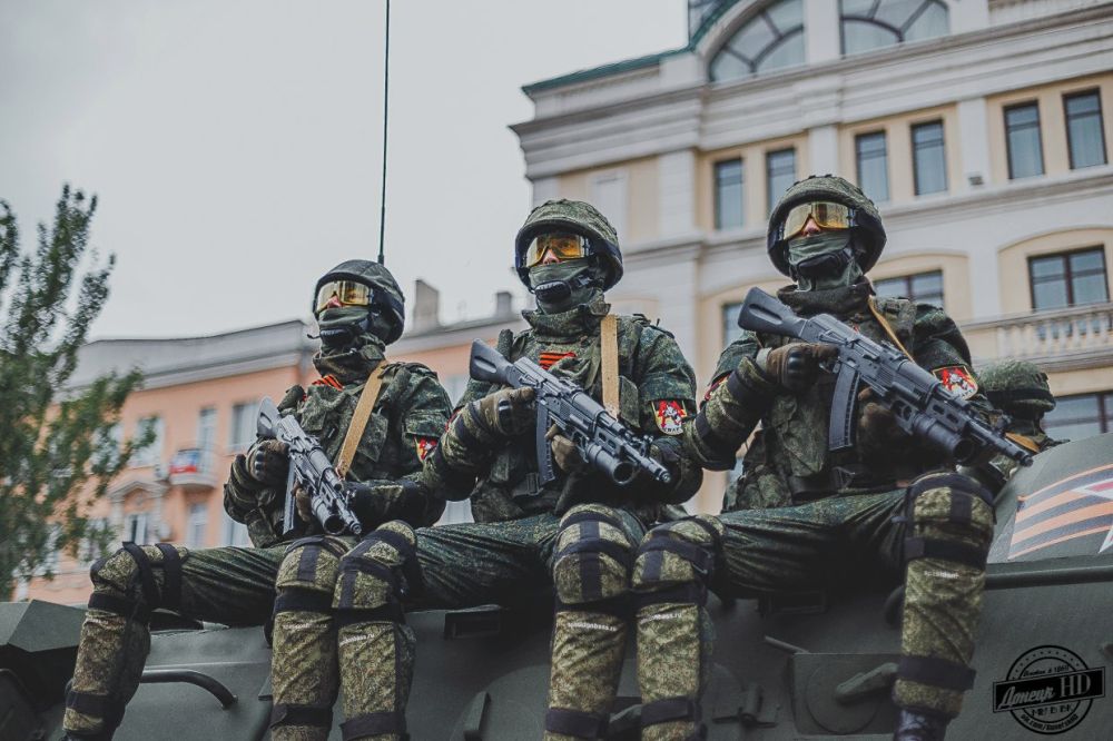 На площадь выезжают боевые машины БМП — 2 и БТР — 70 Отдельного разведывательного батальона "СПАРТА" На площадь выезжают боевые машины БМП — 2 и БТР — 70 Отдельного разведывательного батальона "СПАРТА"