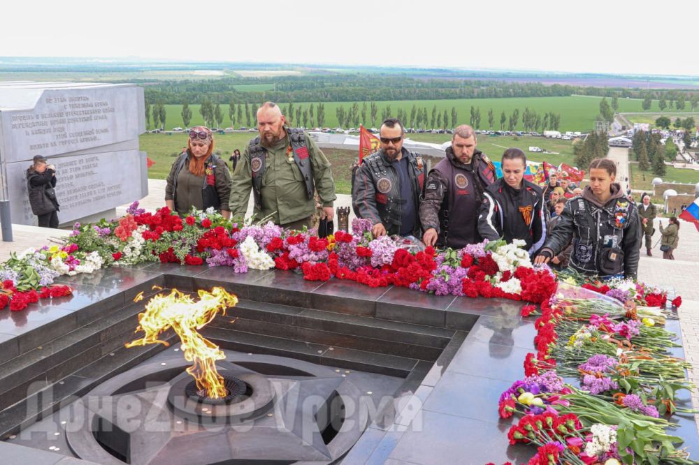 Две высоты, одна память: на Саур-Могилу привезли Вечный огонь с Мамаева кургана Две высоты, одна память: на Саур-Могилу привезли Вечный огонь с Мамаева кургана