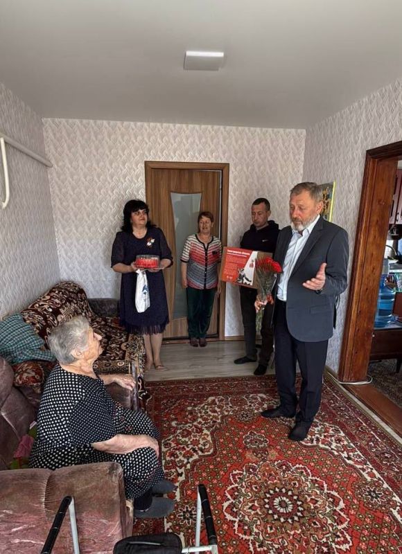 В преддверии 80-летия Великой Победы, участнику боевых действий Великой Отечественной войны Валентине Михайловне Овсянниковой присвоено звание «Почётный гражданин Мангушского муниципального округа» В преддверии 80-летия Великой Победы, участнику боевых действий Великой Отечественной войны Валентине Михайловне Овсянниковой присвоено звание «Почётный гражданин Мангушского муниципального округа»