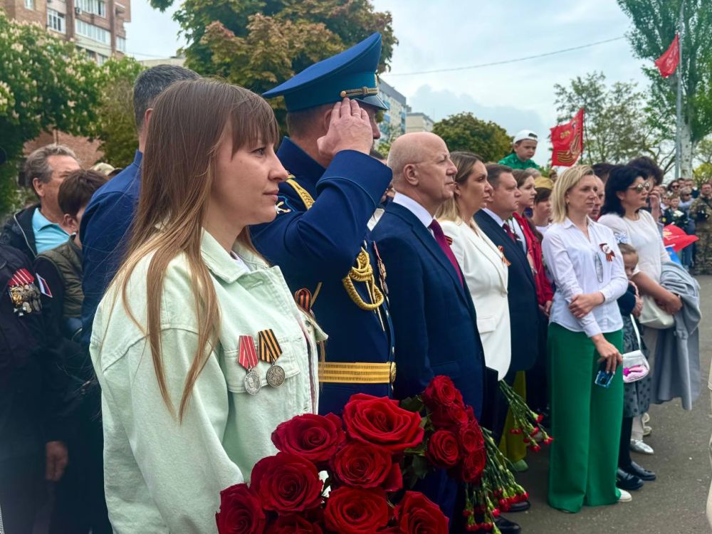 Сегодня в Орджоникидзевском районе у памятника Воинам-Освободителям 221-й Мариупольской и 130-й Таганрогской Дивизий состоялось торжественное мероприятие, посвящённое 80-летию Великой Победы! Сегодня в Орджоникидзевском районе у памятника Воинам-Освободителям 221-й Мариупольской и 130-й Таганрогской Дивизий состоялось торжественное мероприятие, посвящённое 80-летию Великой Победы!