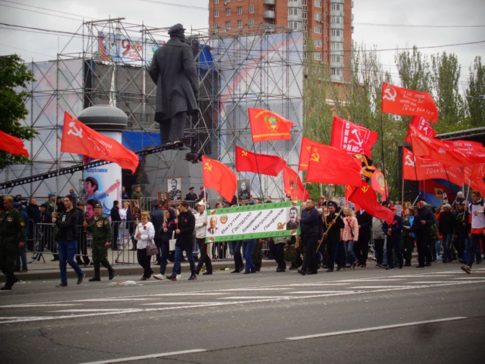 А вот так праздновали День Победы в Донецке накануне СВО - в 2021 году А вот так праздновали День Победы в Донецке накануне СВО - в 2021 году