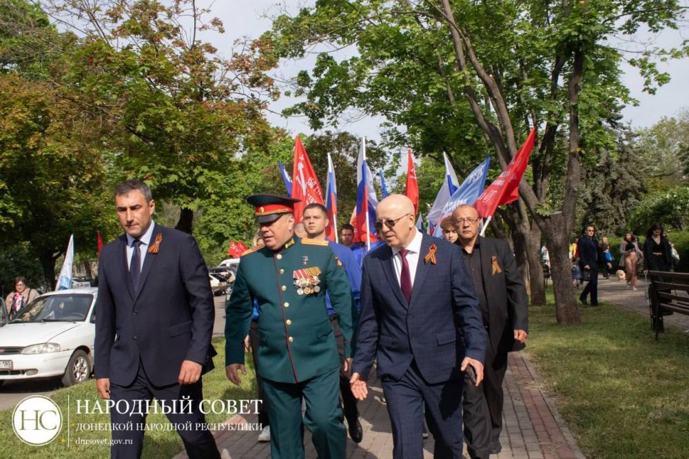 Константин Кузьмин: В ходе праздничных мероприятий с коллегами открыли бюст бюст Герою Советского Союза, освобождавшего от фашистских захватчиков Мариуполь в 1943 году, Федору Евгеньевичу Котанову Константин Кузьмин: В ходе праздничных мероприятий с коллегами открыли бюст бюст Герою Советского Союза, освобождавшего от фашистских захватчиков Мариуполь в 1943 году, Федору Евгеньевичу Котанову