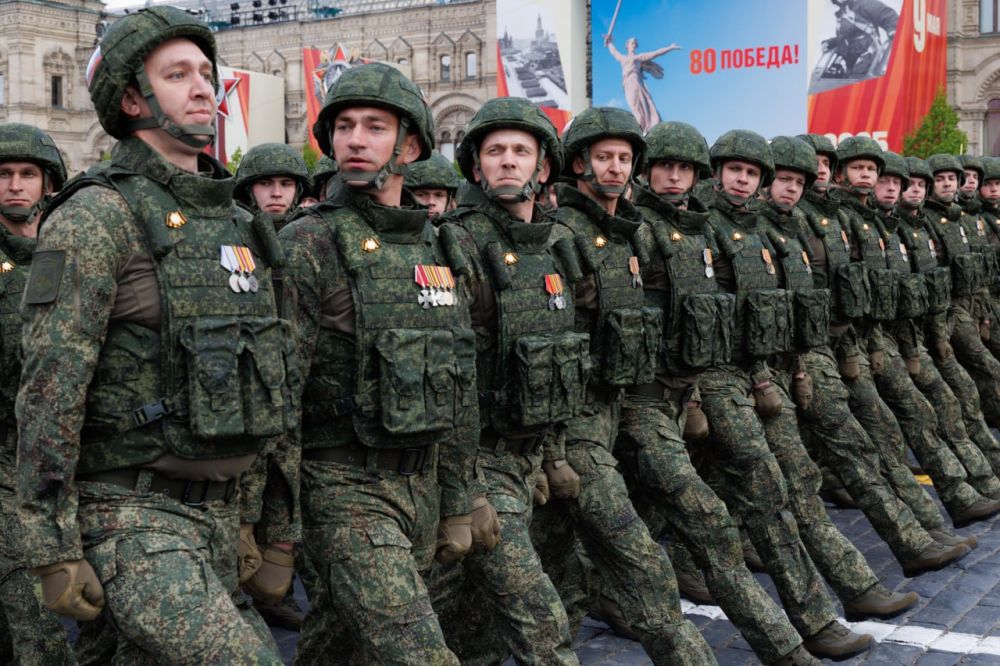 Под знамёнами боевых частей по Красной площади прошли парадные расчёты участников специальной военной операции Под знамёнами боевых частей по Красной площади прошли парадные расчёты участников специальной военной операции