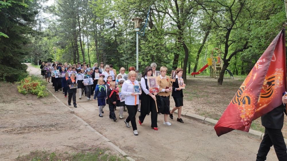 День Победы. Ежегодно 9 мая отмечается величайший праздник для нашей страны — День Победы советских войск в Великой Отечественной войне 1941–1945 годов День Победы. Ежегодно 9 мая отмечается величайший праздник для нашей страны — День Победы советских войск в Великой Отечественной войне 1941–1945 годов