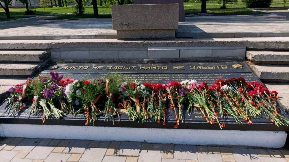 Сегодня, в день 80-летия Великой Победы, площадь Славы в Ясиноватой объединила тех, чья ежедневная работа — защищать, восстанавливать и созидать Сегодня, в день 80-летия Великой Победы, площадь Славы в Ясиноватой объединила тех, чья ежедневная работа — защищать, восстанавливать и созидать