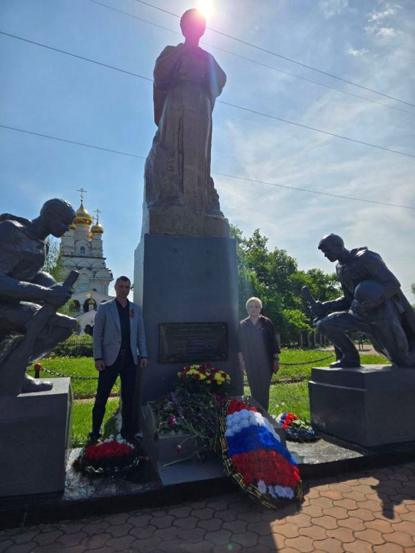 Роман Конев: В честь 80-летия Великой Победы депутаты Горловского городского совета возложили цветы к мемориалам, посвящённым событиям Великой Отечественной войны Роман Конев: В честь 80-летия Великой Победы депутаты Горловского городского совета возложили цветы к мемориалам, посвящённым событиям Великой Отечественной войны